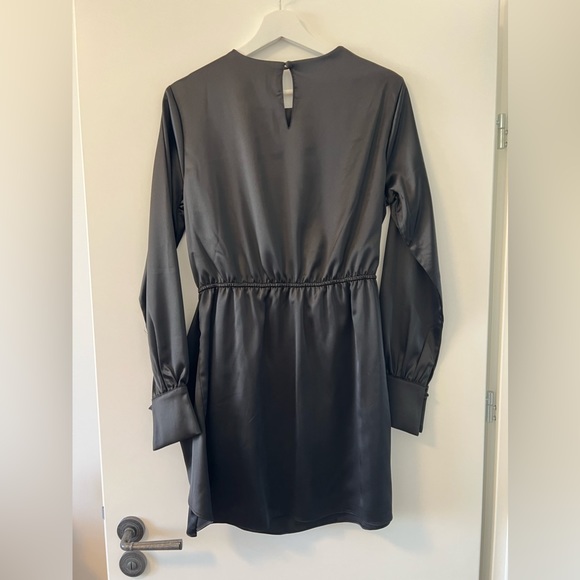 Aaron and amber black satin dress. - Picture 7 of 9